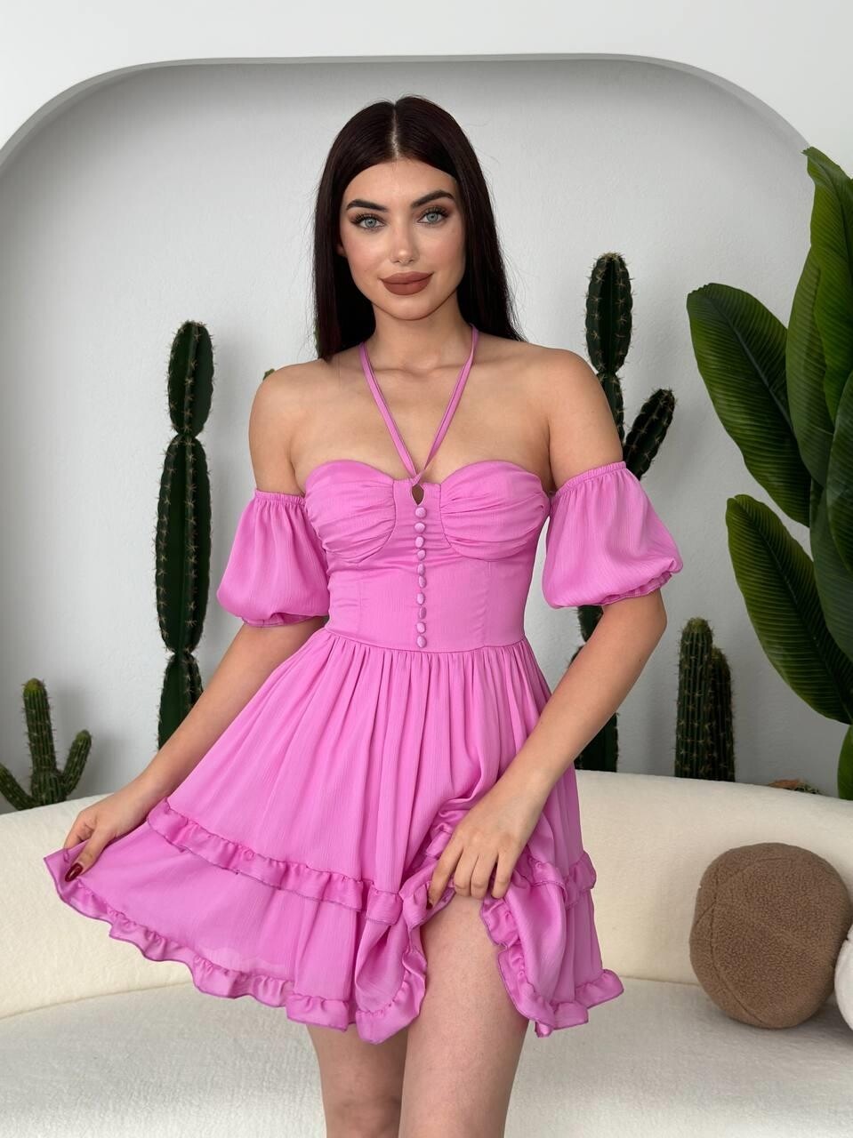 TASARIM KALP YAKA SATEN DOKUMA VOLANLI MİNİ ELBİSE-PEMBE