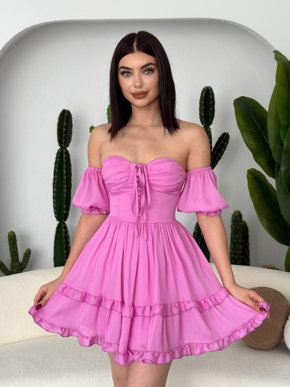 TASARIM KALP YAKA SATEN DOKUMA VOLANLI MİNİ ELBİSE-PEMBE