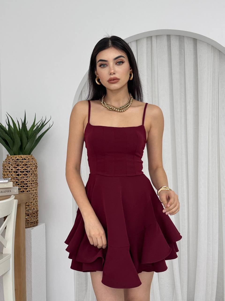 ASKILI VOLANLI ETEĞİ BELDEN AÇILAN FIRFIRLI MİNİ ELBİSE