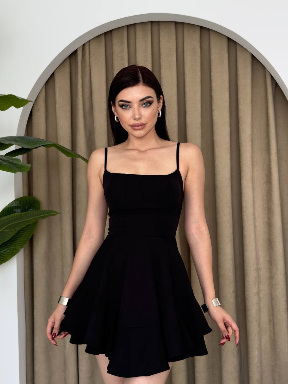 ASKILI VOLANLI ETEĞİ BELDEN AÇILAN FIRFIRLI MİNİ ELBİSE