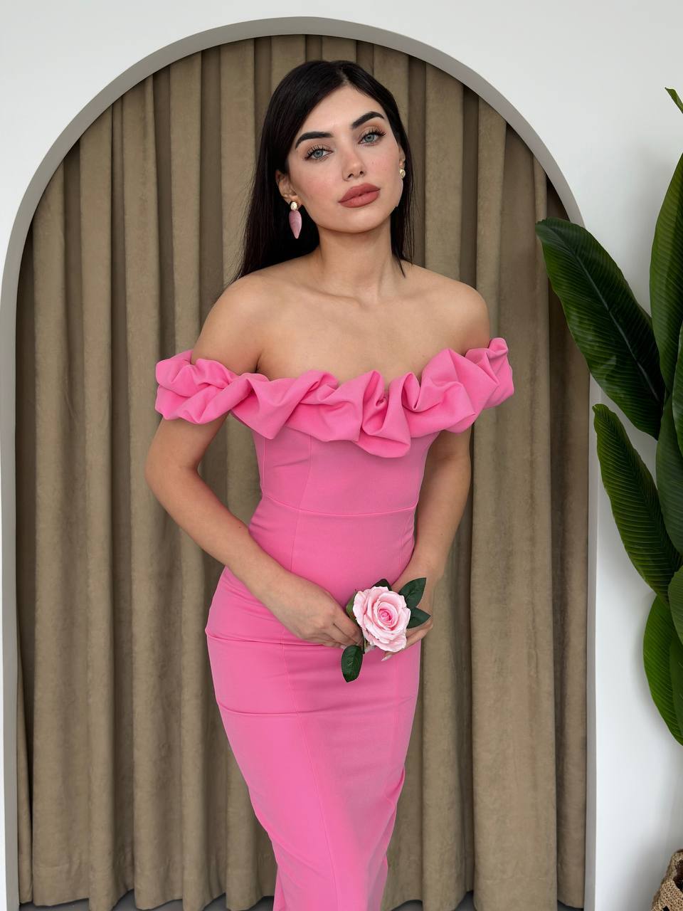 VOLANLI MADONNA YAKA KALEM ELBİSE-PEMBE