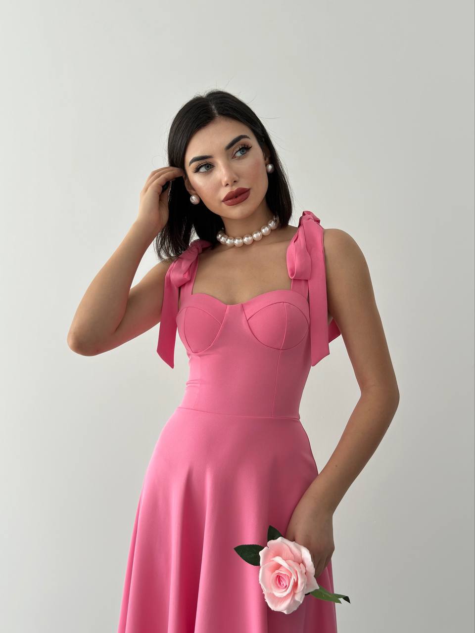 KALP YAKA FİYONK ASKILI KLOŞ MİDİ ELBİSE-PEMBE