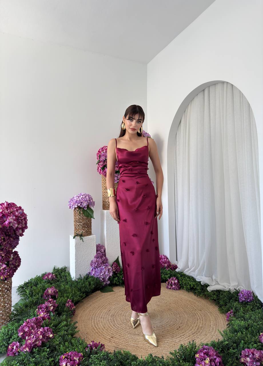 TASARIM SATEN DEGAJE YAKA ÇİÇEK DETAYLI ASKILI KADIN ELBİSE-BORDO