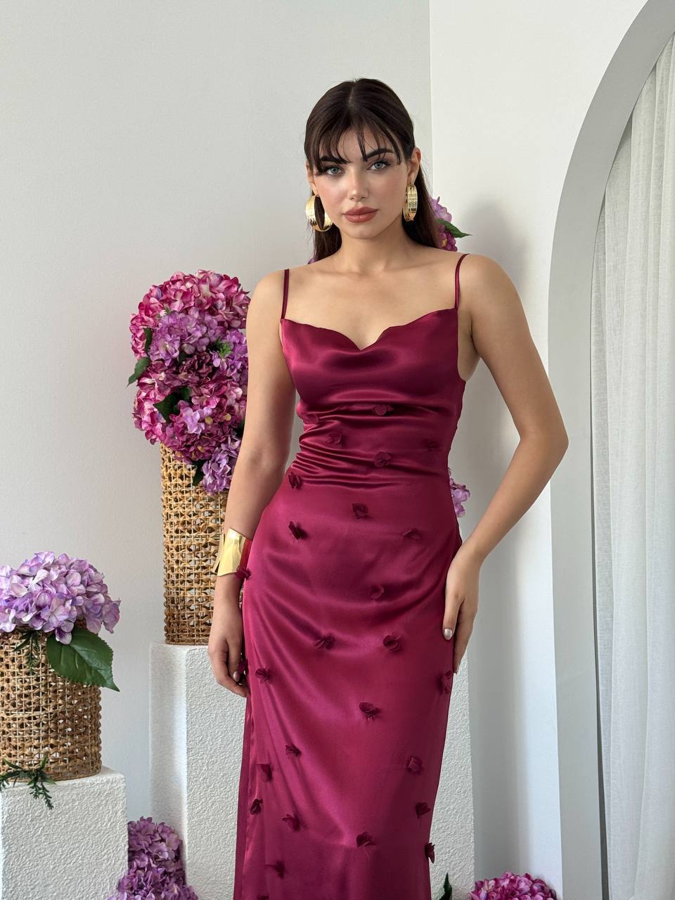 TASARIM SATEN DEGAJE YAKA ÇİÇEK DETAYLI ASKILI KADIN ELBİSE-BORDO