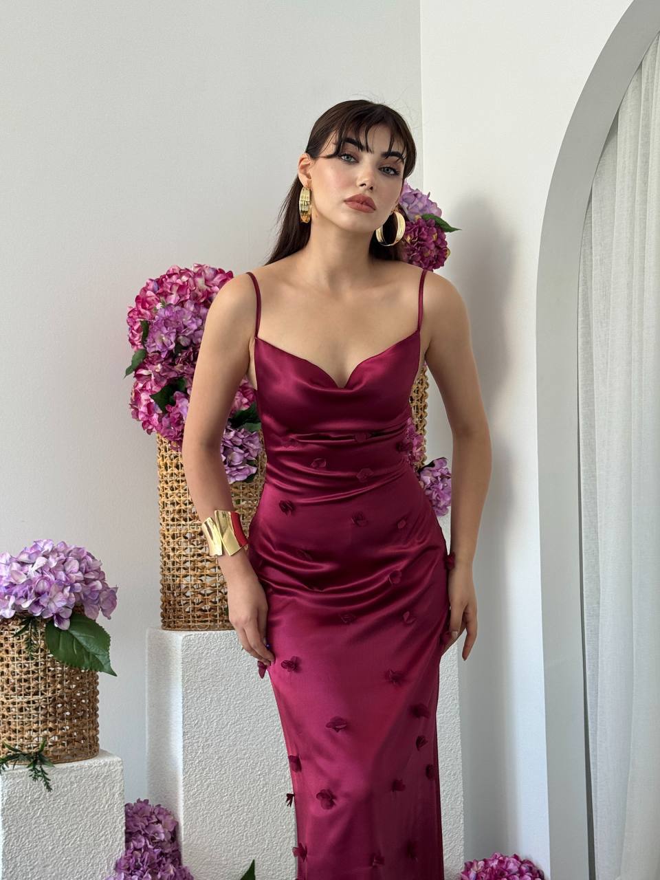 TASARIM SATEN DEGAJE YAKA ÇİÇEK DETAYLI ASKILI KADIN ELBİSE-BORDO