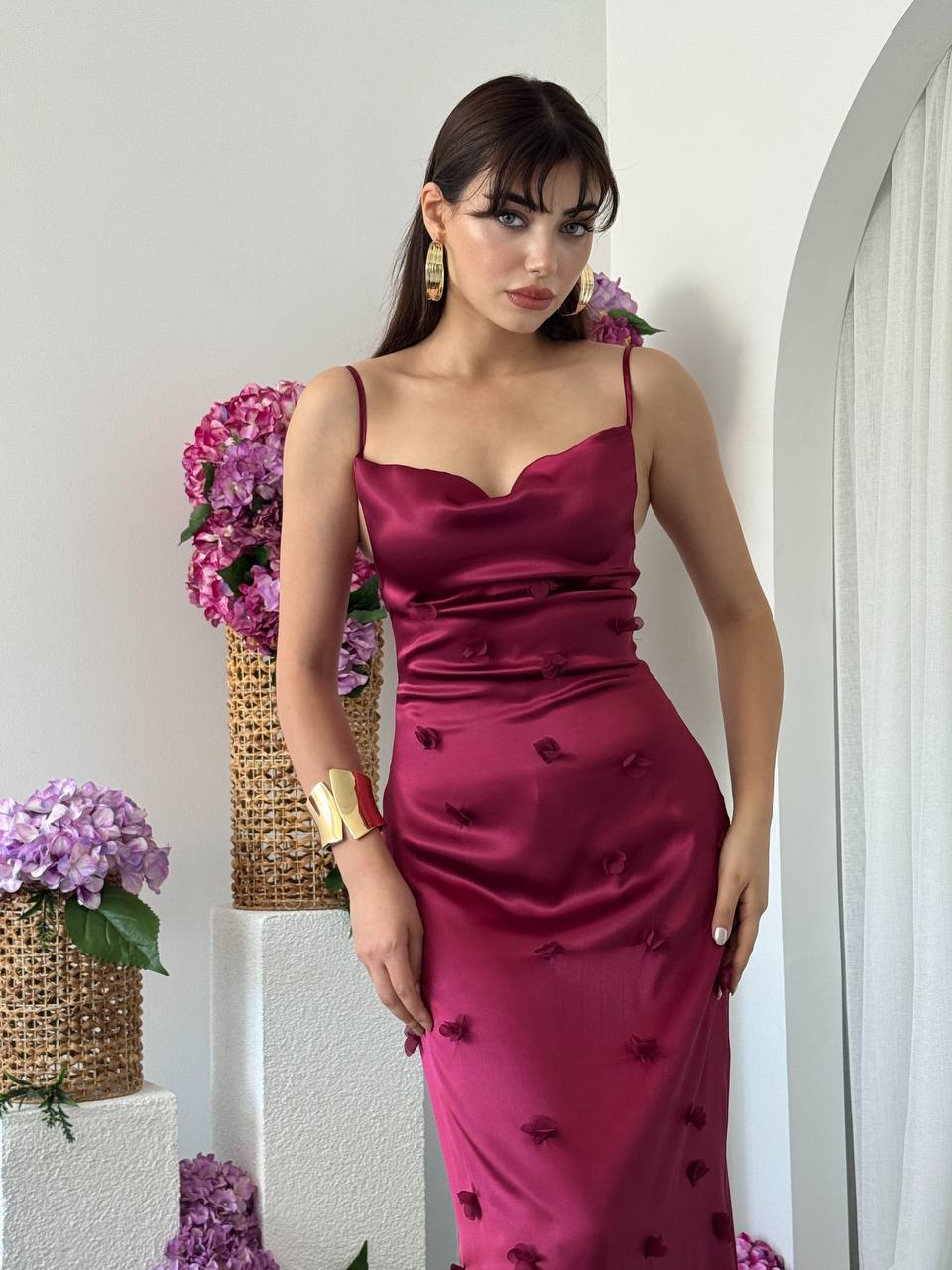 TASARIM SATEN DEGAJE YAKA ÇİÇEK DETAYLI ASKILI KADIN ELBİSE-BORDO