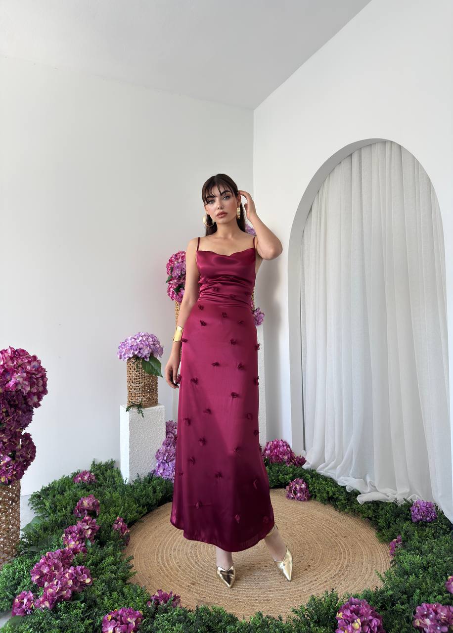 TASARIM SATEN DEGAJE YAKA ÇİÇEK DETAYLI ASKILI KADIN ELBİSE-BORDO