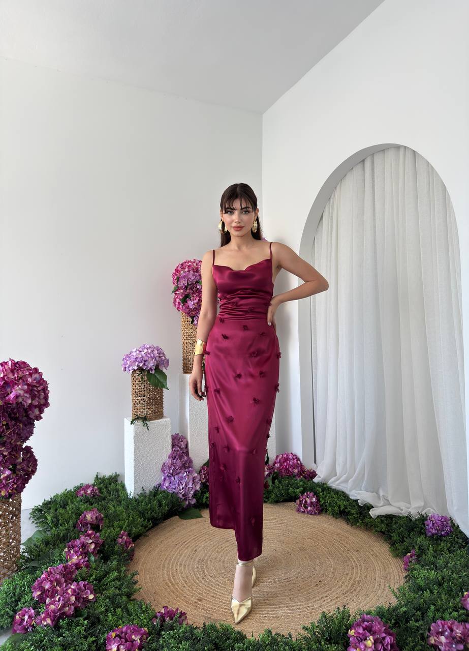 TASARIM SATEN DEGAJE YAKA ÇİÇEK DETAYLI ASKILI KADIN ELBİSE-BORDO